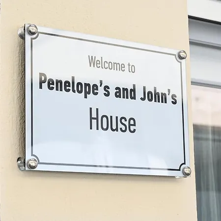 Penelope's And John's House Apartament