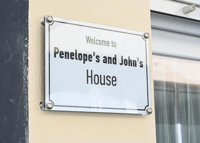Penelope's And John's House شقة